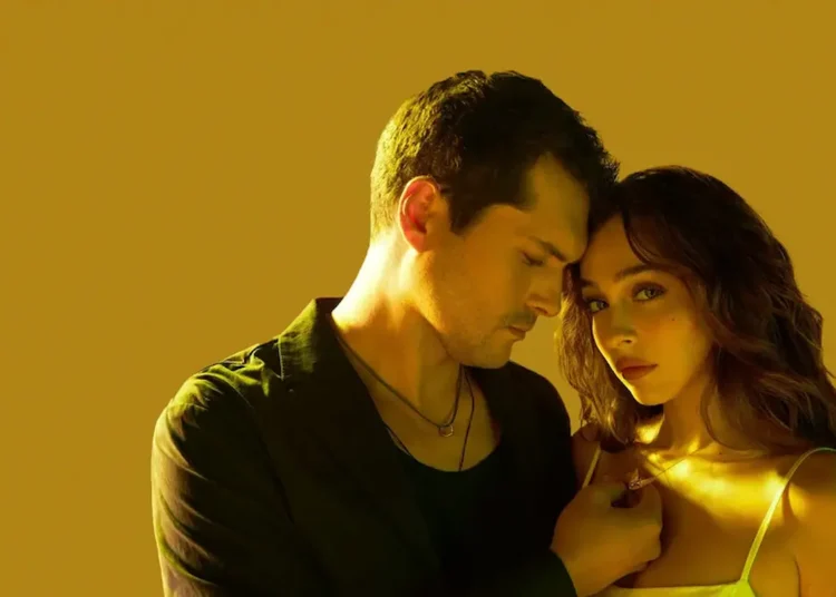 Casal protagonista da novela turca Leyla – Sombras do Passado, em uma cena de suspense e romance, com fundo dourado.