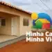 Imagem do programa Minha Casa Minha Vida, com casas simples em bairro popular, ilustrando a alta no teto de R$ 275 mil para imóveis.