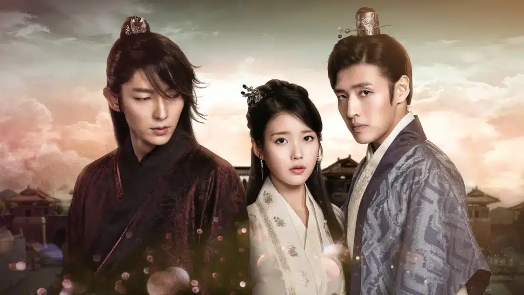 Personagens principais de Moon Lovers: Scarlet Heart Ryeo (2016), incluindo os príncipes Wang So, Wang Uk e a personagem Hae Su, em trajes da dinastia Goryeo.