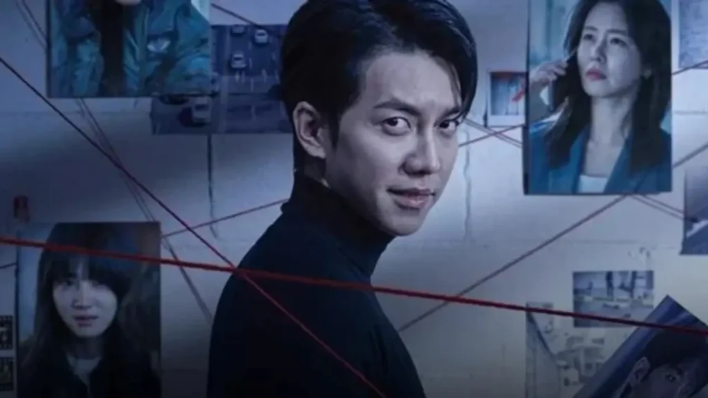 Protagonista de 'Mouse' diante de fotos e fios conectados, representando a busca por pistas de um assassino psicopata.