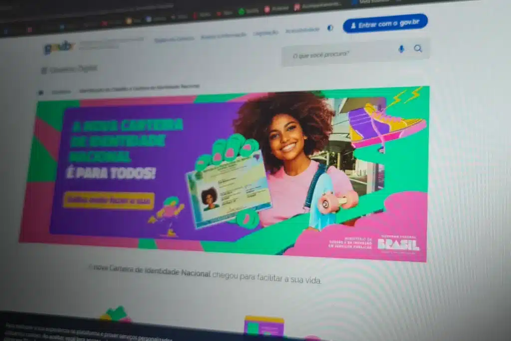 Imagem colorida mostrando a nova Carteira de Identidade Nacional sendo exibida por uma mulher sorridente, em um fundo moderno e vibrante.