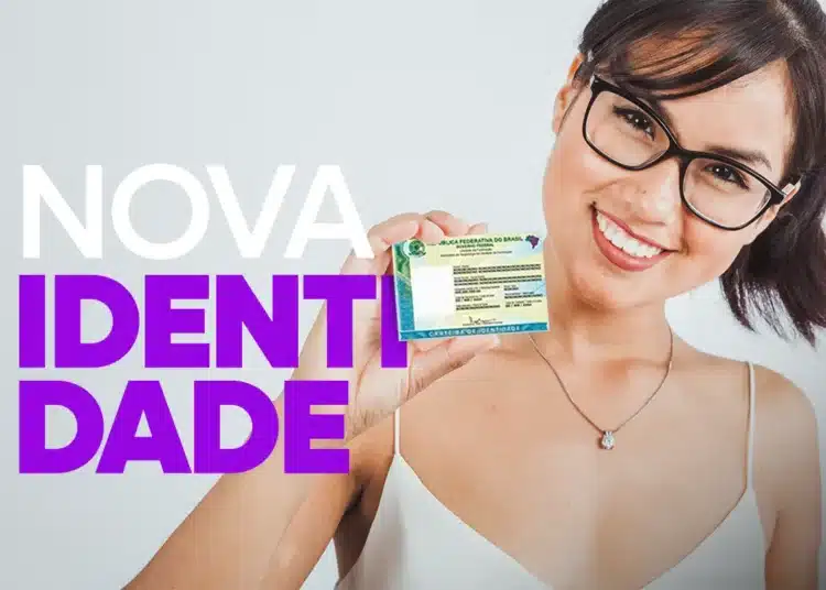 Pessoa sorrindo e segurando sua nova carteira de identidade brasileira, com o texto 'Nova Identidade' em destaque.