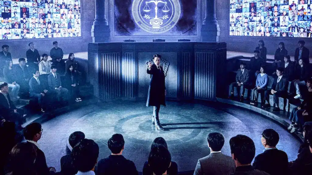 O juiz Kang Yo Han no centro de um tribunal futurista, rodeado por uma audiência que assiste sua ação implacável e teatral.