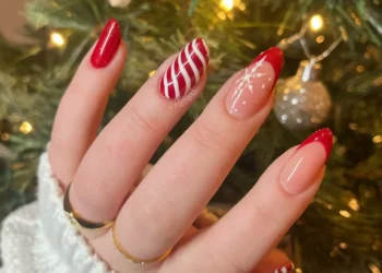 Unhas de Natal 2025 com detalhes vermelhos, dourados e design natalino, ideal para as festas de fim de ano.