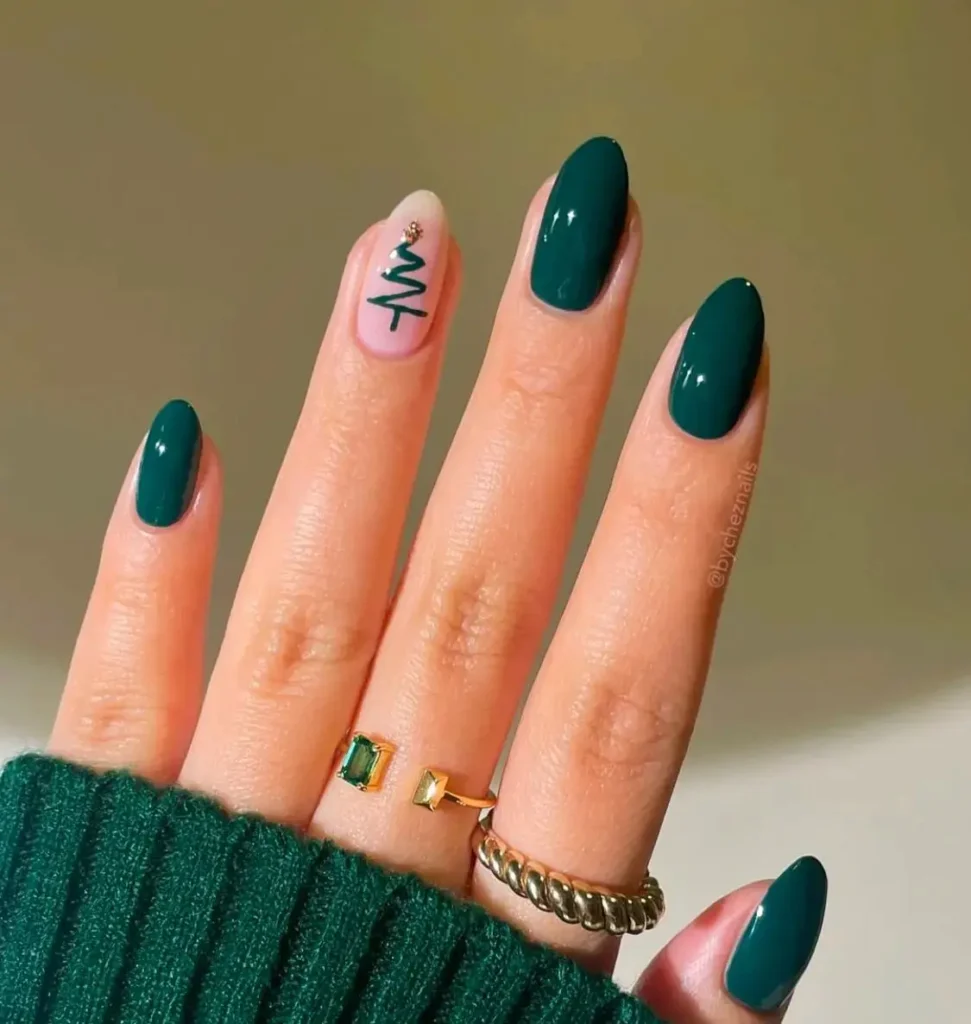 Unhas com Árvore de Natal Abstrata Minimalista Unhas com árvore de Natal abstrata em verde, minimalista, com ponto dourado no topo.
