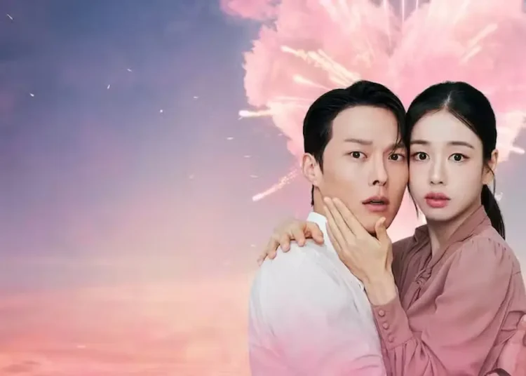 Casal assustado com fundo de fogos de artifício no dorama “Beijo Explosivo”.