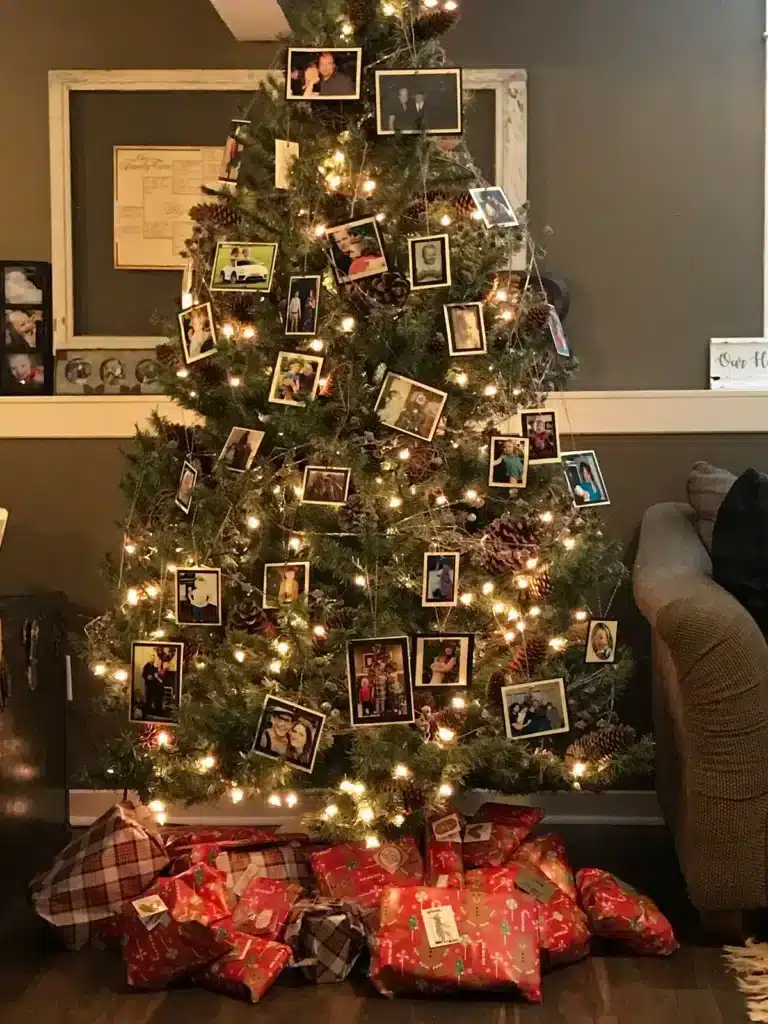 Árvore de Natal decorada com fotos de família e amigos, criando uma decoração personalizada e cheia de memórias.