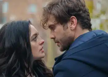 Casal de olhos fixos um no outro, em cena dramática da novela turca "Deha", evocando romance e mistério.
