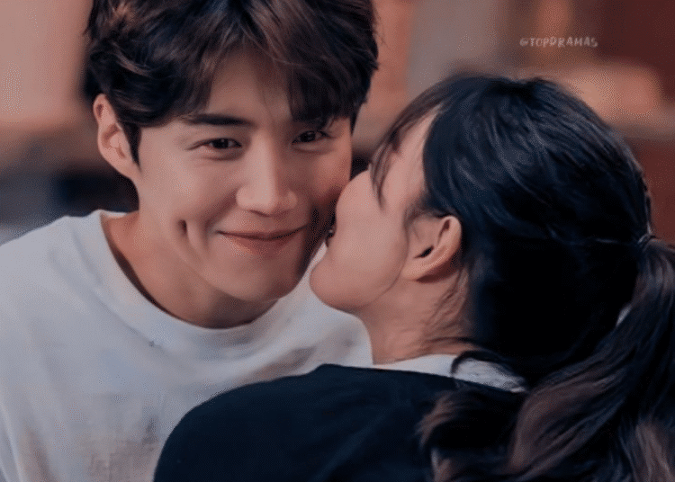 Cena de Dramas Coreanos com Casal Jovem Sorridente