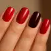 Unhas vermelhas em diferentes tons, incluindo vermelho vibrante e vinho, com acabamento brilhante e sofisticado.