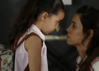 Mãe e filha se encaram com emoção em cena tocante da novela turca “Mãe”.