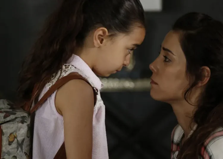 Mãe e filha se encaram com emoção em cena tocante da novela turca “Mãe”.
