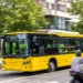 Ônibus amarelo em movimento representa o transporte público urbano usado no Passe Livre para idosos.