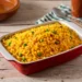 Arroz amarelo com ervilhas frescas, perfeito para servir como acompanhamento em um almoço de fim de semana.