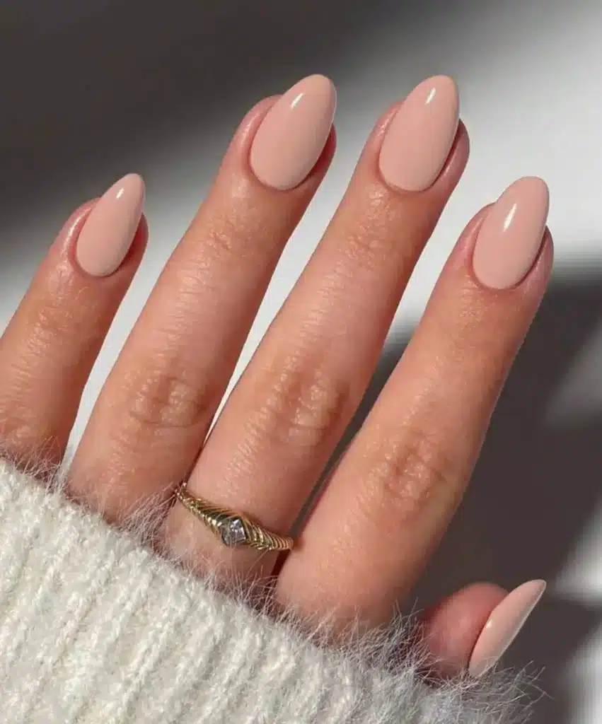 Unhas pintadas de bege suave, ideal para um visual elegante e sofisticado.