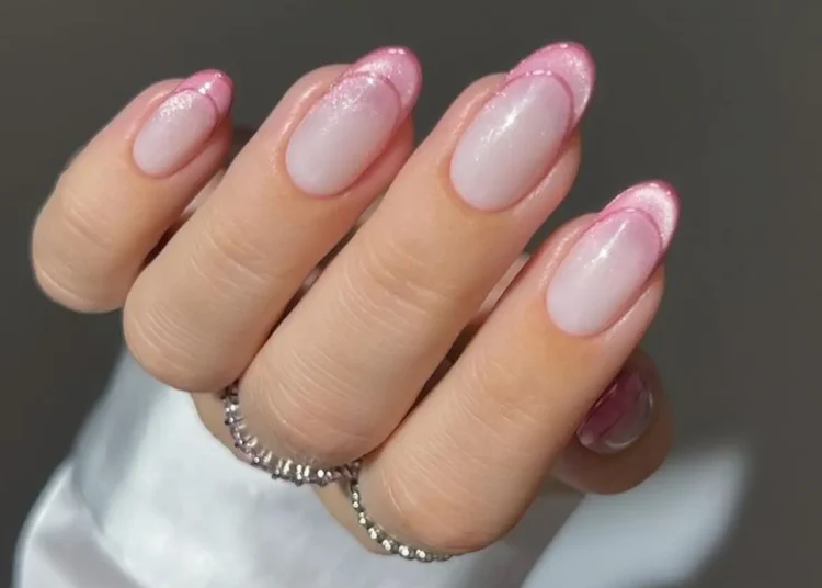 Unhas minimalistas em tom rosado com acabamento perolado e linhas delicadas na ponta.