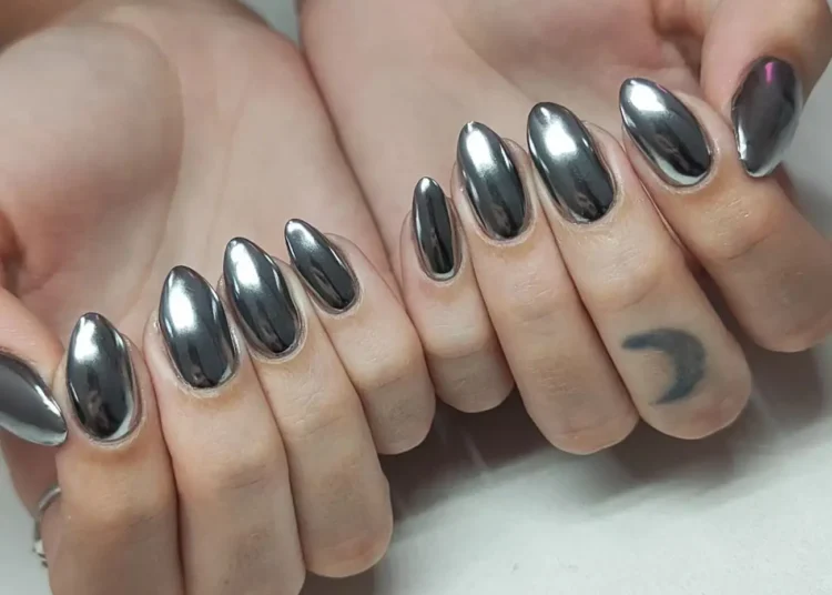 Unhas cromadas prateadas com acabamento espelhado, tendência de nail art para o Ano Novo.
