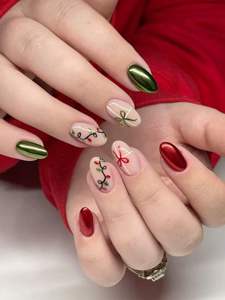 Unhas de Natal com Verde Metálico e Vermelho Clássico Unhas com verde metálico e vermelho clássico, decoradas com desenhos natalinos de fitas e galhos.