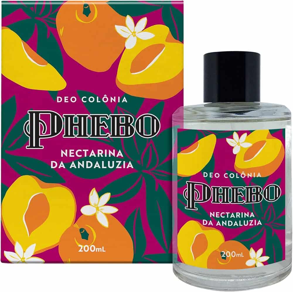 Frasco do perfume Nectarina da Andaluzia da Phebo, com rótulo vibrante, cercado por frutas cítricas como limão-siciliano e bergamota, evocando a energia solar.