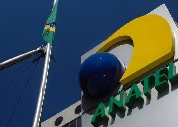 Imagem da fachada da Anatel com bandeira do Brasil ao lado, representando a resposta polêmica sobre o fim da BTV.