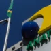 Imagem da fachada da Anatel com bandeira do Brasil ao lado, representando a resposta polêmica sobre o fim da BTV.