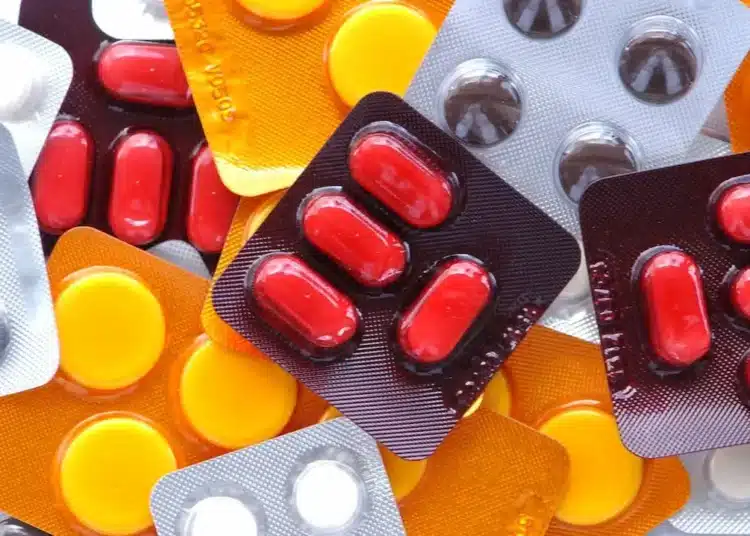 Blíster de remédios das marcas Needs e Bwell, que estão proibidos pela Anvisa.