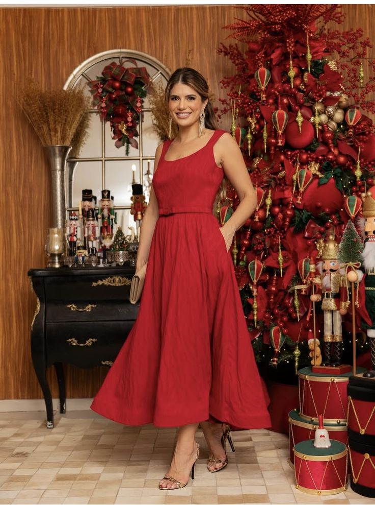 Foto de moda mostrando uma mulher elegante com cabelo loiro, maquiagem leve e acessórios neutros. Ilustra o conceito de "Almoço Casual Chique" e a combinação de peças essenciais como vestido, bolsa e calçados.