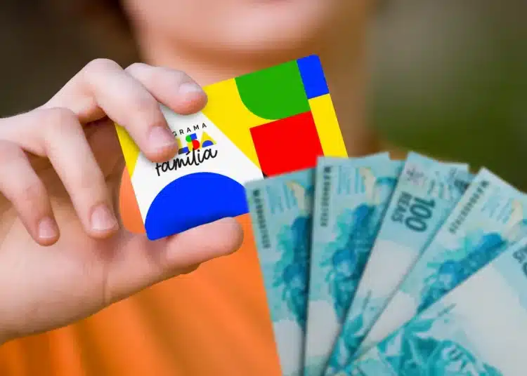 Cartão do Bolsa Família e cédulas de real representando pagamentos liberados a partir de segunda-feira, dia 15.
