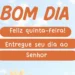 Mensagem de bom dia de quinta-feira com frase de fé e fundo de céu claro.