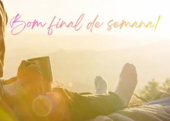 Pessoa relaxando ao nascer do sol, com uma xícara de café, desejando um bom final de semana.