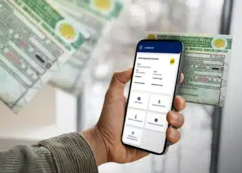 Pessoa acessando informações da CNH pelo celular, com o documento digital brasileiro exibido na tela.