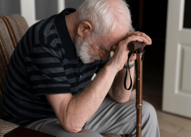 Idoso com as mãos na bengala (Aprovação da comissão para criação de cadastro de condenados por violência)