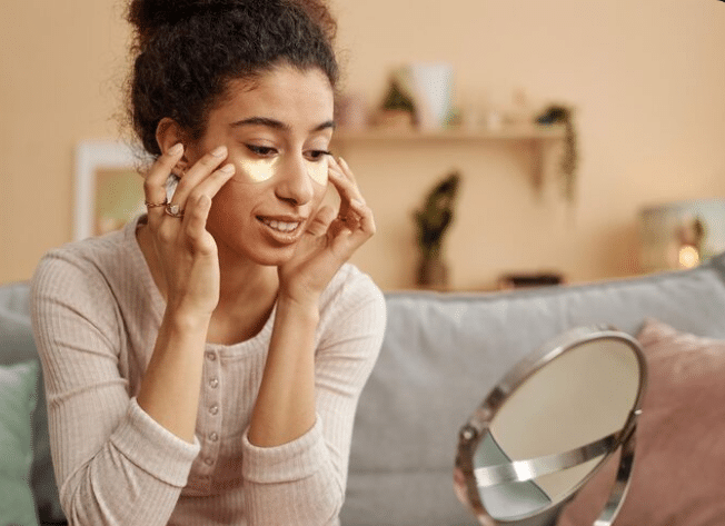 Mulher com a pele do rosto iluminada e uniforme, focando na região dos olhos revitalizada após aplicação de sérum com retinol.