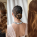 Montagem de três opções de penteados femininos elegantes para festas: cabelo longo solto com ondas largas, coque baixo polido com acessórios e penteado meio-preso com volume no topo.