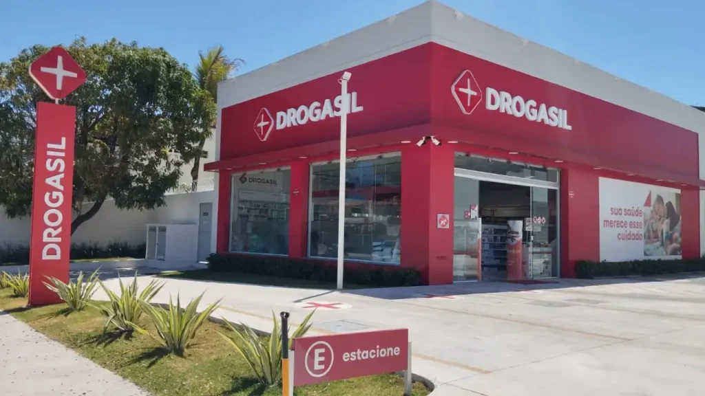 Fachada de uma loja Drogasil, pertencente à RD Saúde, que se posicionou sobre a decisão da Anvisa.