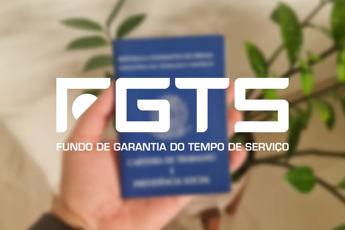 Pessoa segurando carteira de trabalho azul com folhas verdes ao fundo e logo do FGTS em destaque.