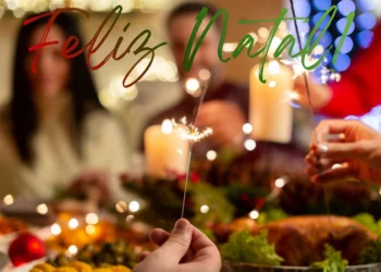 Pessoas reunidas na ceia de Natal 2025 celebrando o espírito natalino com luzes, velas e alegria.