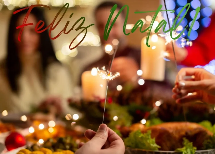 Pessoas reunidas na ceia de Natal 2025 celebrando o espírito natalino com luzes, velas e alegria.