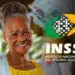 Mulher negra sorrindo segurando notas de real com logo do INSS ao lado