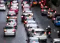 Trânsito congestionado de veículos e motos, ilustrando a movimentação urbana e a isenção de IPVA para veículos com mais de 20 anos.