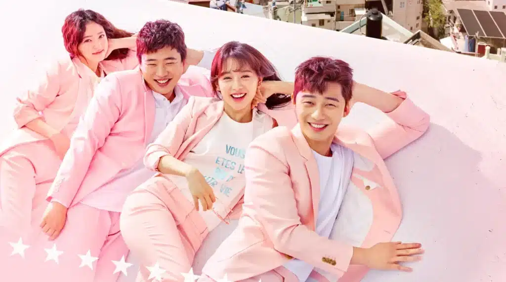 Cena de Lutando Pelo Meu Caminho, com os quatro amigos principais sorrindo e se divertindo.