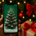 Mão segurando celular com imagem de árvore de Natal decorada, presente e laço vermelho ao fundo