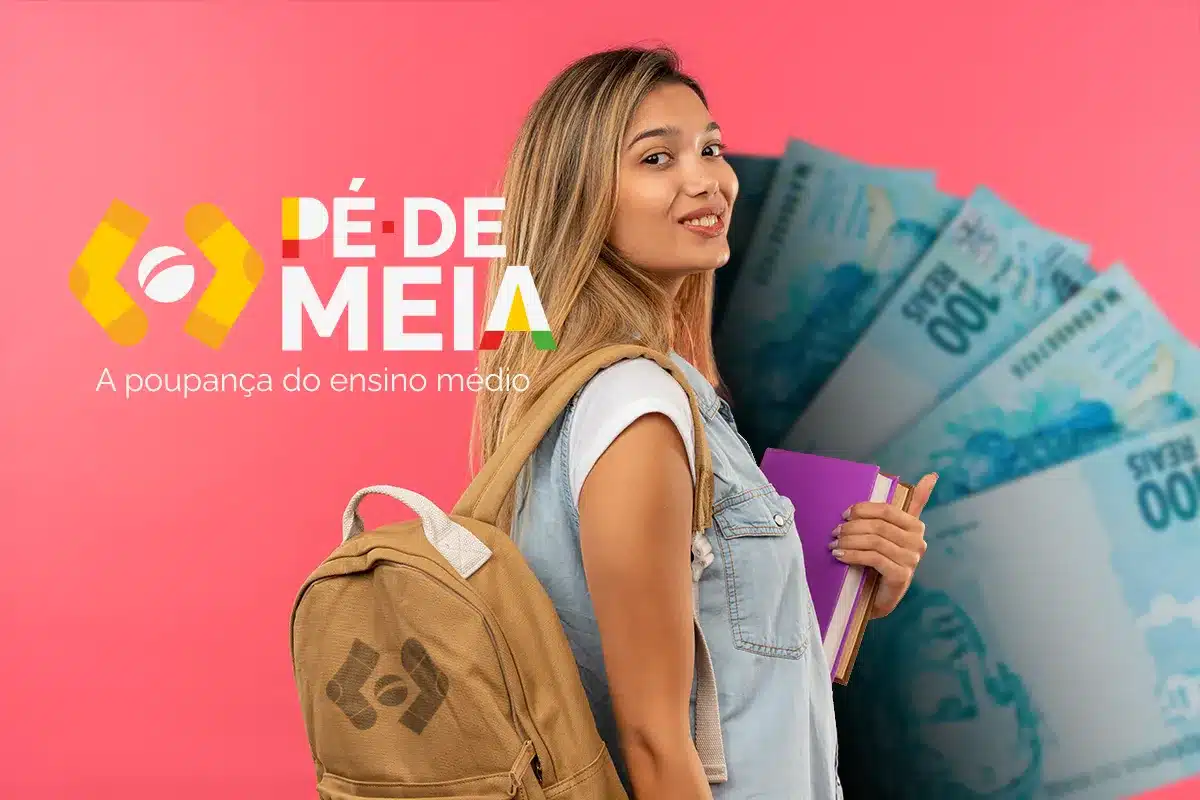 Estudante de ensino médio sorridente ao lado de notas de 100 reais e o logo do programa Pé de Meia. A imagem representa os requisitos de matrícula e frequência que o aluno deve cumprir para receber o benefício.