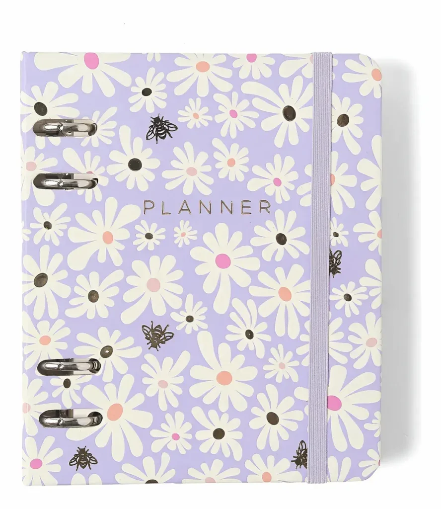 Planner Argolado Cicero A6 com capa lilás com flores e elástico roxo.