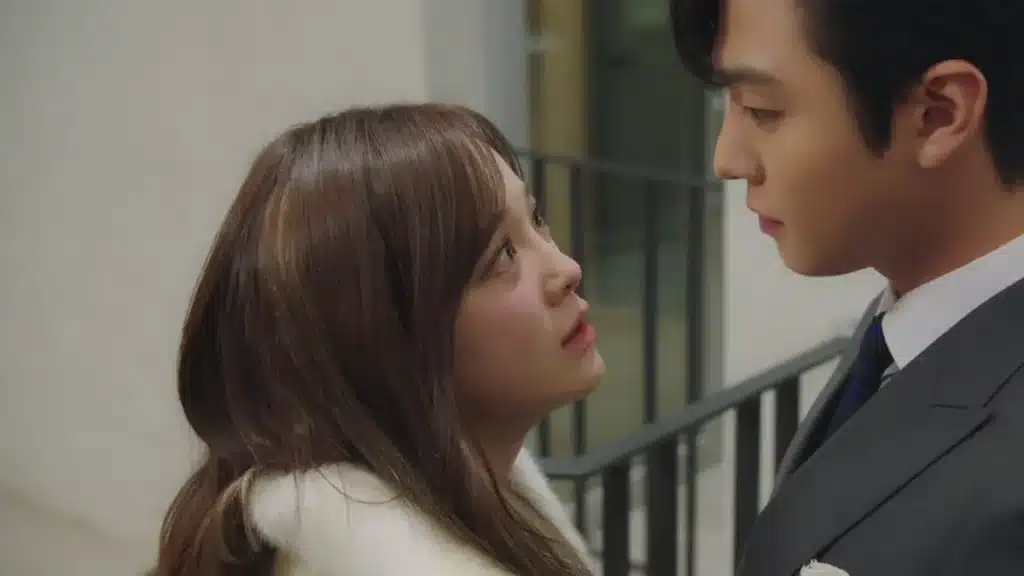 Cena romântica de Pretendente Surpresa, com os protagonistas se olhando com intensidade.