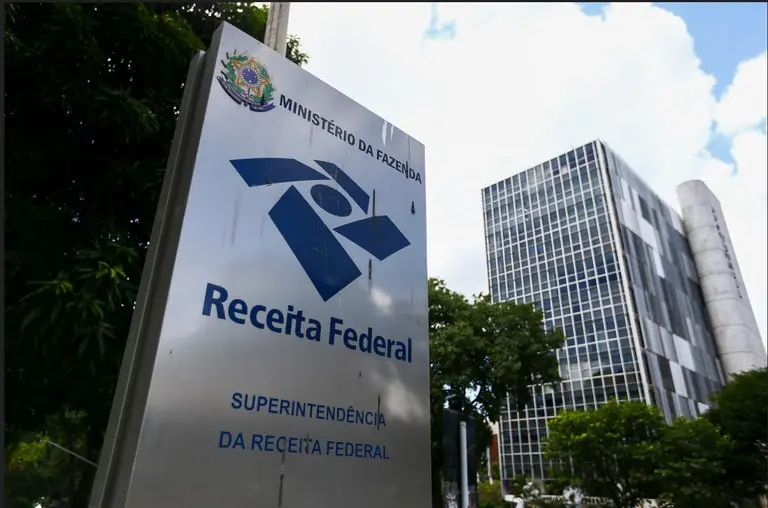 Placa da Receita Federal em frente a prédio oficial reforça esclarecimento sobre inexistência de taxação acima de R$ 5 mil.
