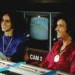 Caetano Veloso e Roberto Carlos sorrindo juntos durante uma gravação de TV, com uma tela de monitor ao fundo, simbolizando a amizade entre eles.
