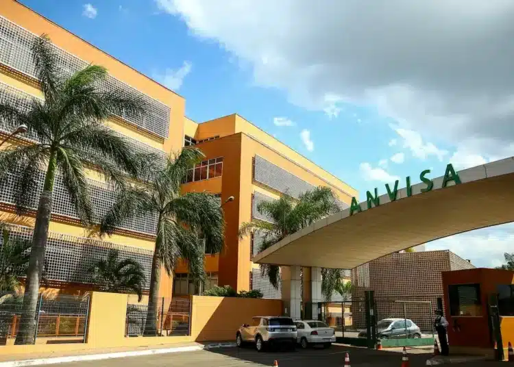 Fachada da sede da Anvisa com entrada principal e letreiro, relacionada à proibição de suplementos de babosa.