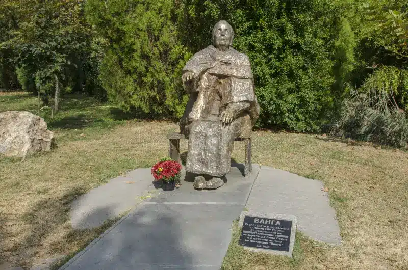Estátua de bronze da famosa vidente búlgara Baba Vanga, localizada em Petrich, Bulgária, celebrando sua vida e os mistérios de sua clarividência.