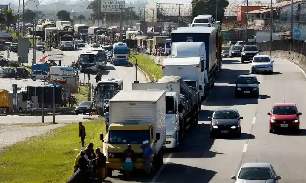 Congestionamento de caminhões e veículos durante mobilização dos caminhoneiros nas rodovias.